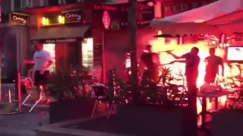 Marsiglia, altra notte di fuoco: città devastata dagli hooligans