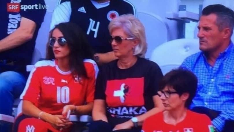 Euro 2016, la mamma dei due Xhaka sfoggia maglia con la bandiera a metà
