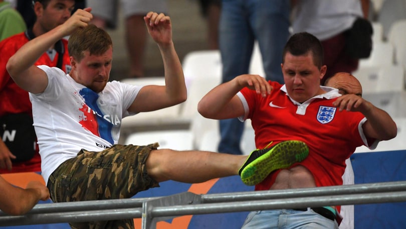 Euro 2016, rissa pazzesca sugli spalti tra inglesi e russi