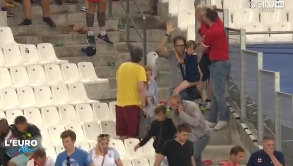 Euro 2016, padre con il figlio in braccio in fuga dagli scontri