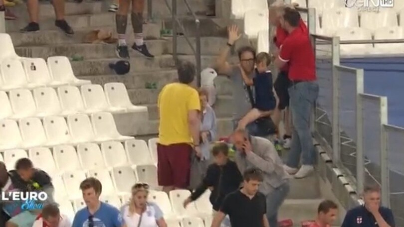 Euro 2016, padre con il figlio in braccio in fuga dagli scontri