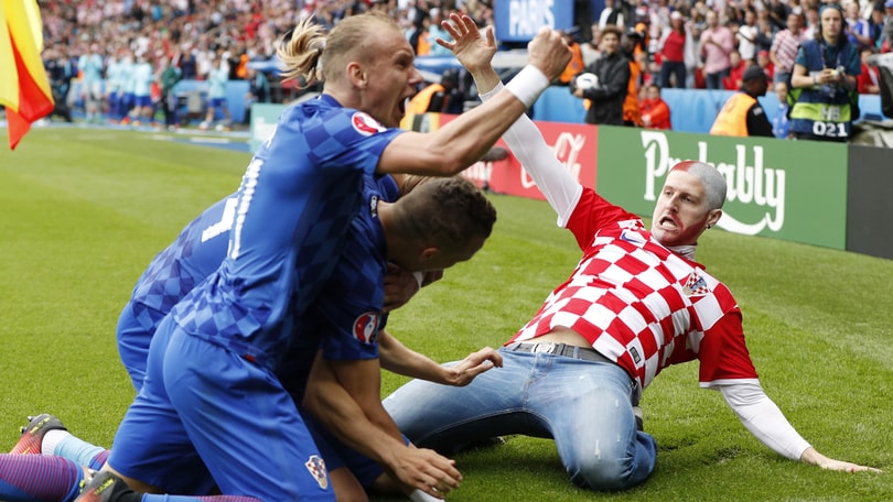 Segna Modric, il tifoso croato corre ad abbracciarlo