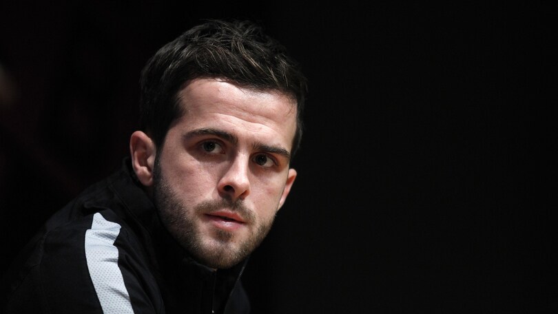 Calciomercato Roma, Pjanic sbarca a Torino: visite mediche con la Juve