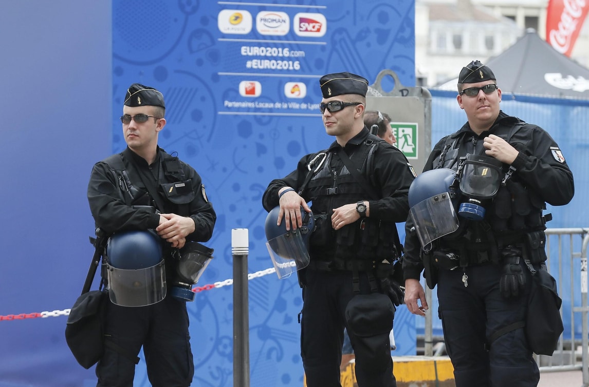 Euro 2016, tensione a Lione: ma il pacco non è una bomba