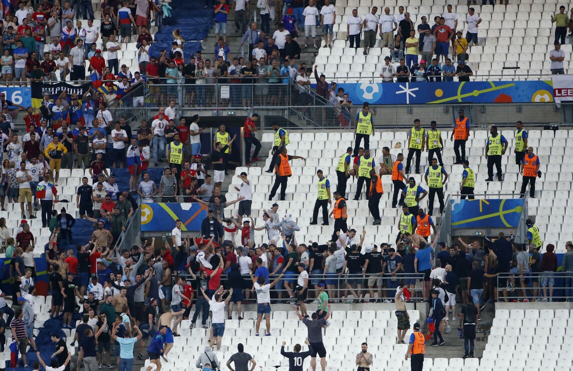 Euro 2016: tifoso irlandese ubriaco cade e muore
