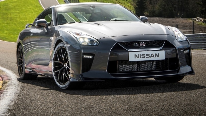Nissan GT-R, il gioiello artigianale si guida facile anche all'università di Schumi