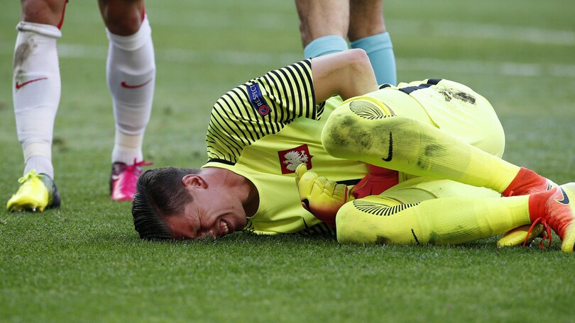 Polonia, brutta botta per Szczesny: «Un sorriso può servire anche se ti fai male»