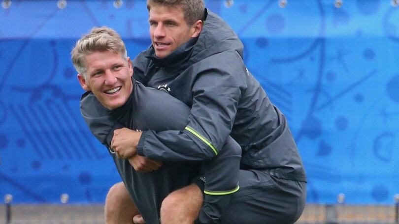 Euro 2016, Schweinsteiger si carica in spalla Müller e la Germania!