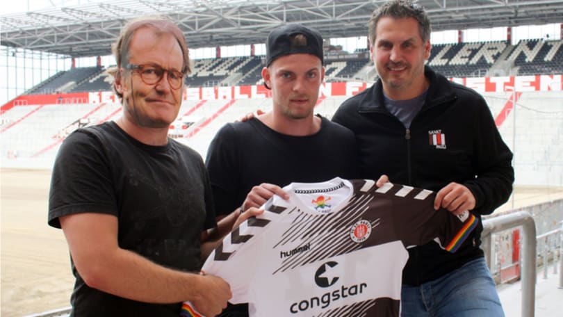 Clamoroso, il St. Pauli presenta il nuovo acquisto ma l'allenatore è una controfigura