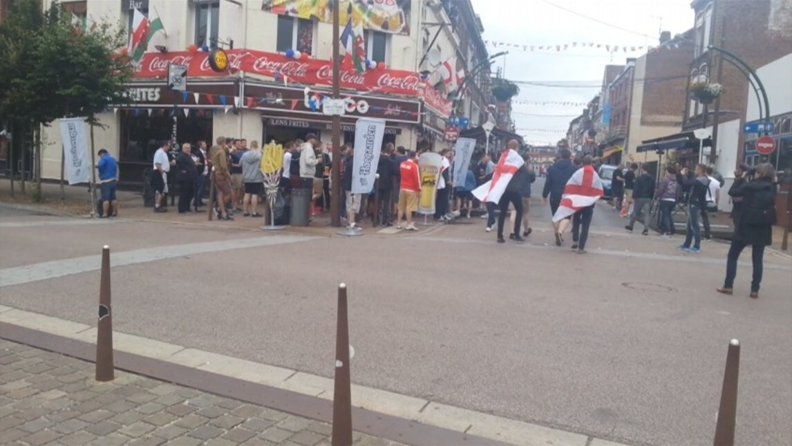 Inghilterra-Galles, tifosi inglesi in marcia verso lo stadio