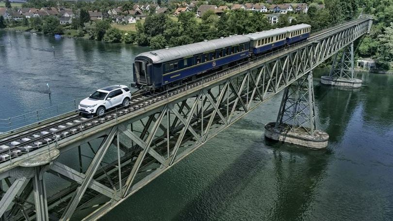 Land Rover Discovery Sport traina tre vagoni grazie alla guida semi-autonoma