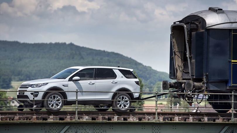Land Rover Discovery Sport traina treno: foto