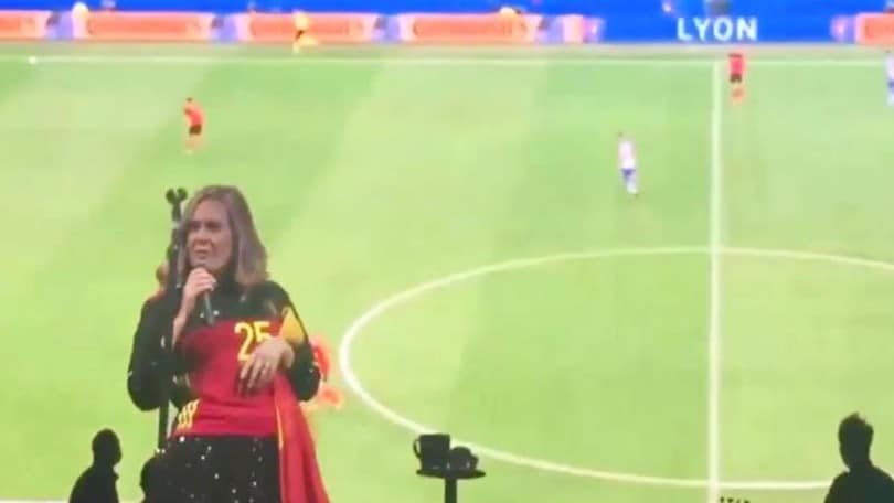 Adele ferma il concerto per vedere Belgio-Italia
