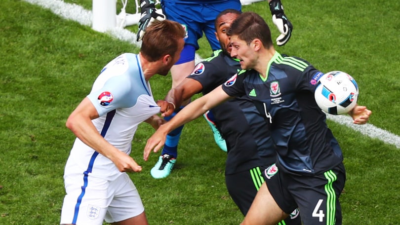 Euro 2016, Inghilterra-Galles: mani clamoroso di Davies, rigore non dato a Rooney e compagni