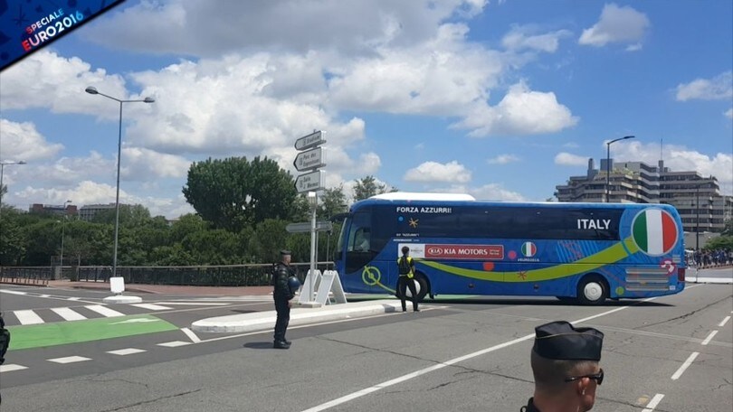 L'arrivo del pullman dell'Italia allo stadio di Tolosa