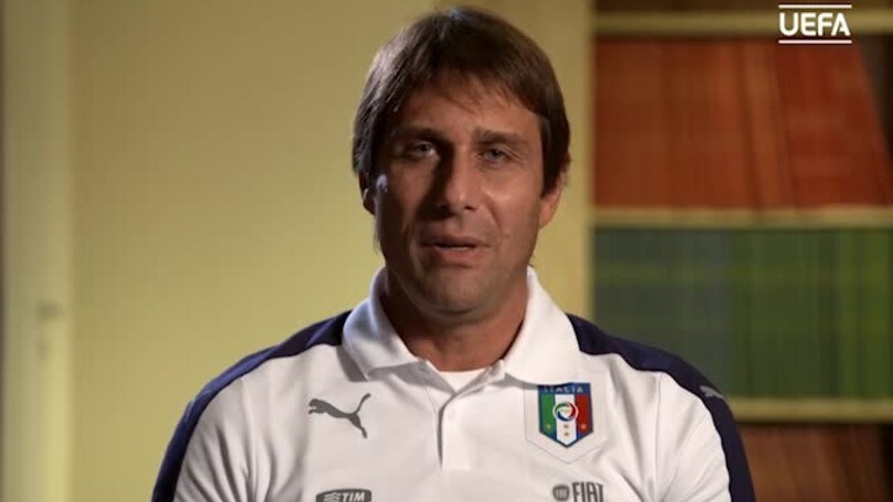 Italia, Conte, che coraggio! Canta l'inno di Mameli