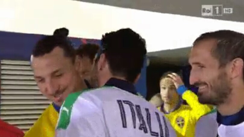 Italia-Svezia, Ibrahimovic saluta Buffon prima del via