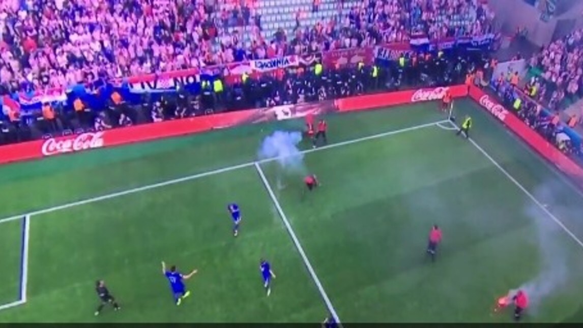 Euro 2016, Repubblica Ceca-Croazia: petardo colpisce vigile del fuoco