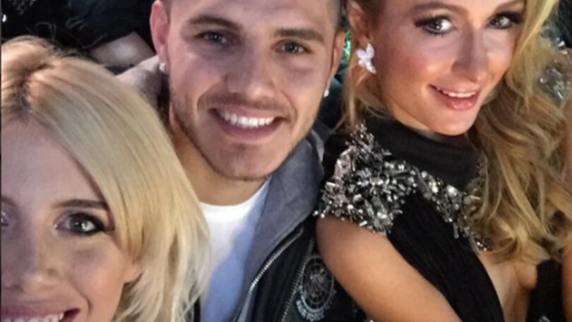 Icardi show con Wanda Nara e Paris Hilton. Il bomber dell'Inter beato tra le bionde