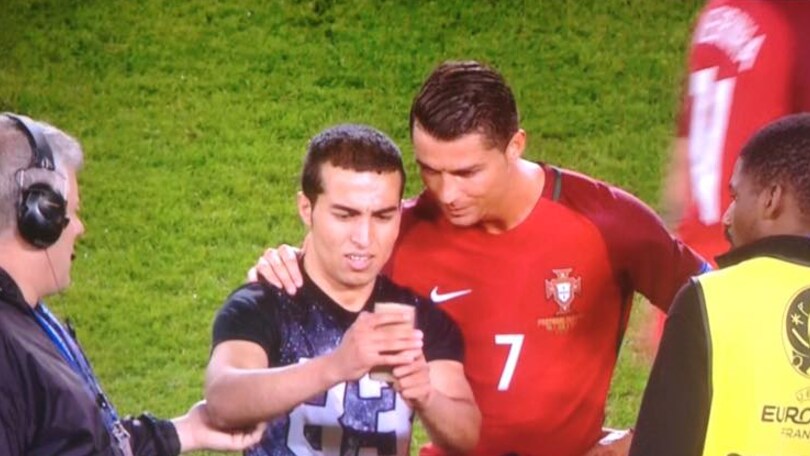 Portogallo, selfie con Cristiano Ronaldo. Un'altra invasione di campo agli Europei