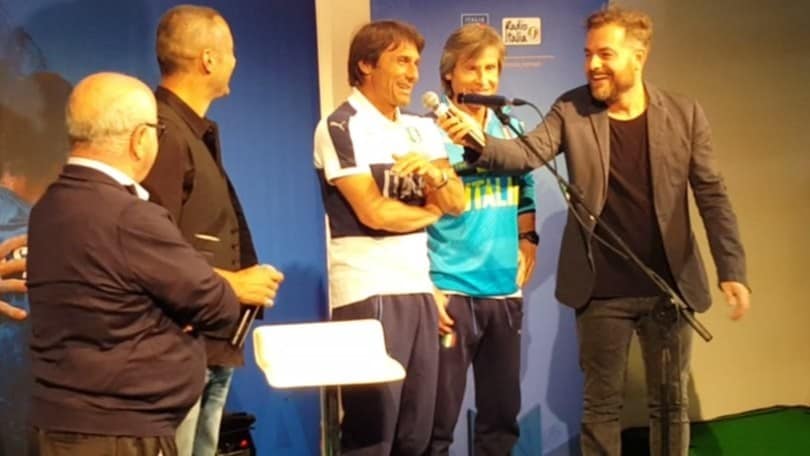 Musica e risate con Britti. Tavecchio fa gli auguri e Conte reagisce così...