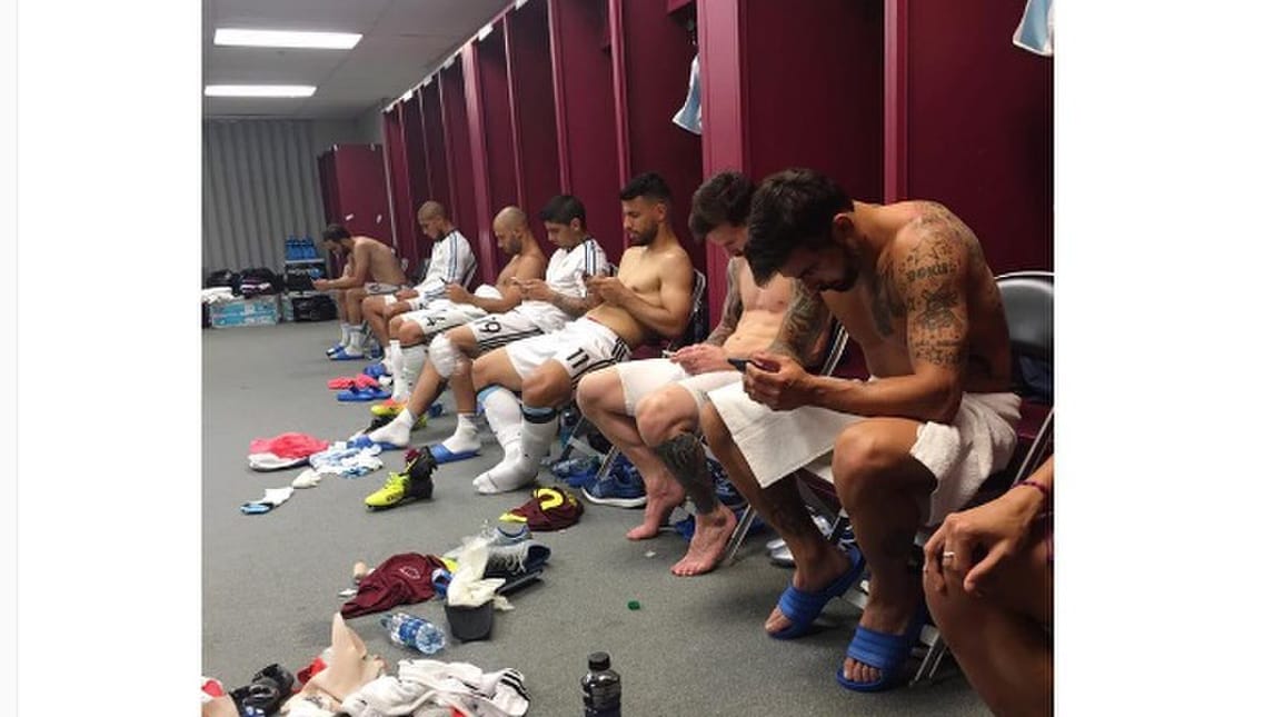 Coppa America, Argentina: Lavezzi mostra la smartphone mania dei compagni