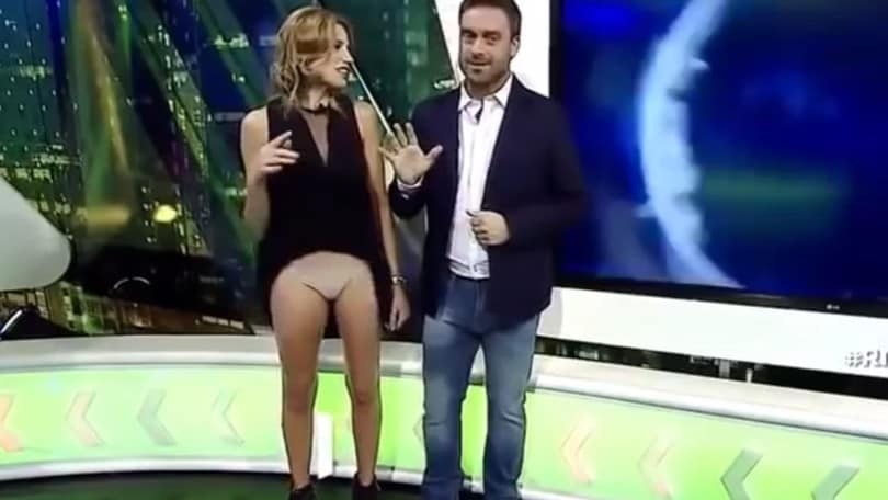 Incidente sexy, la conduttrice resta in mutande