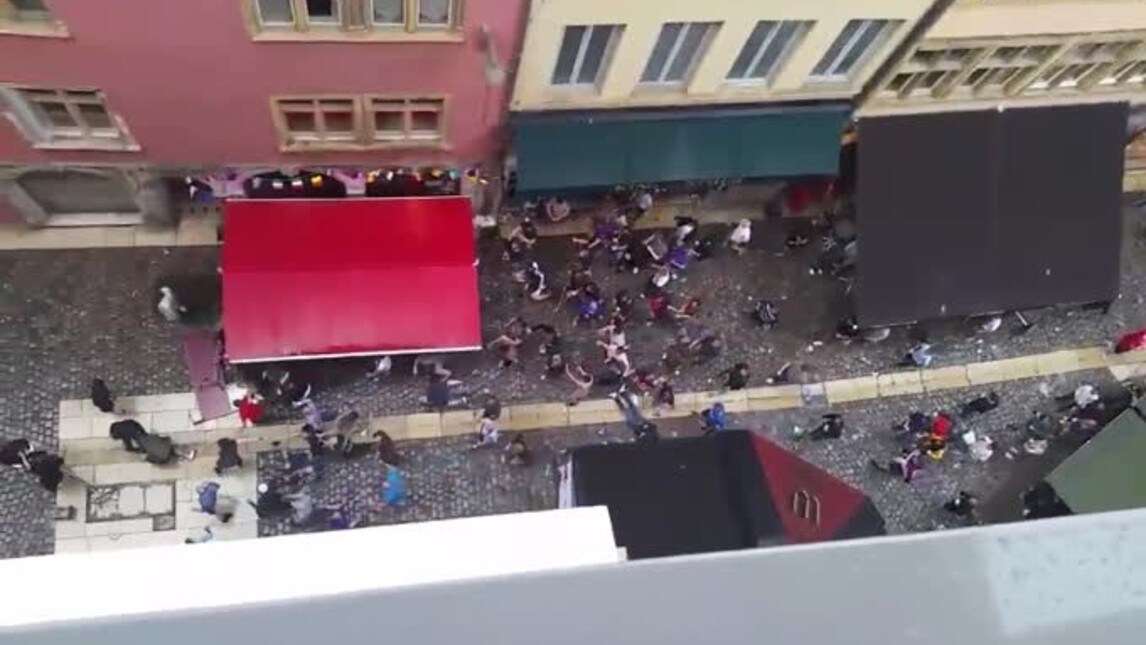 Hooligans a Lione: scontri tra inglesi e francesi, un uomo resta a terra