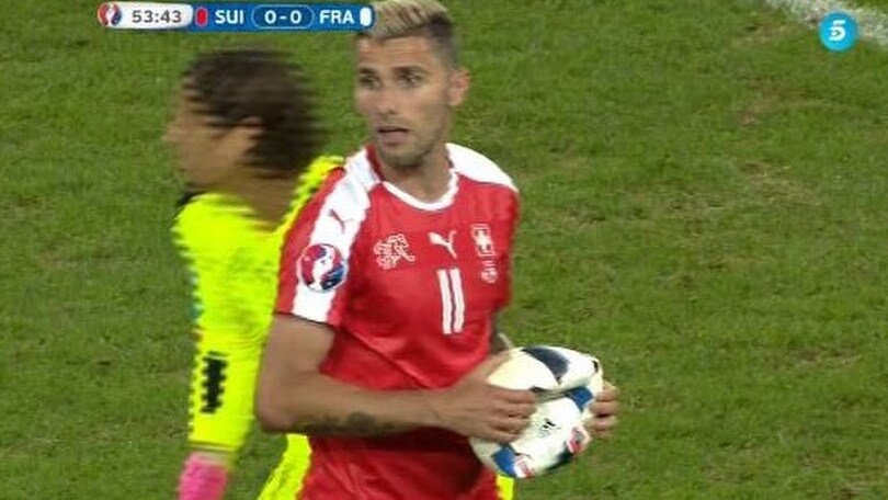 Pazzesco Behrami: fa esplodere il pallone!