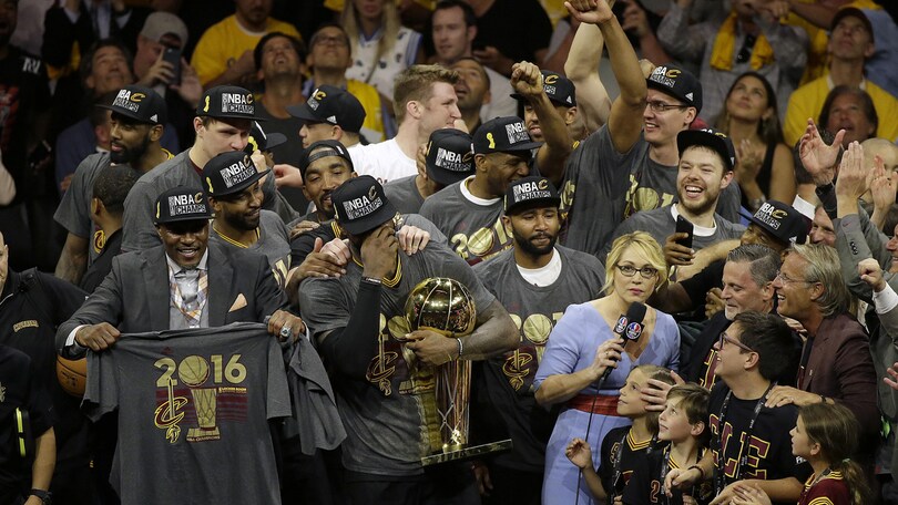 Cleveland campione Nba, LeBron James non trattiene le lacrime