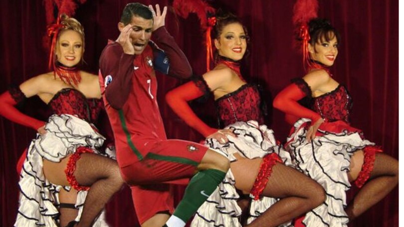 Sussulti, calze, selfie e rigori sbagliati: disastro Ronaldo, il web non perdona