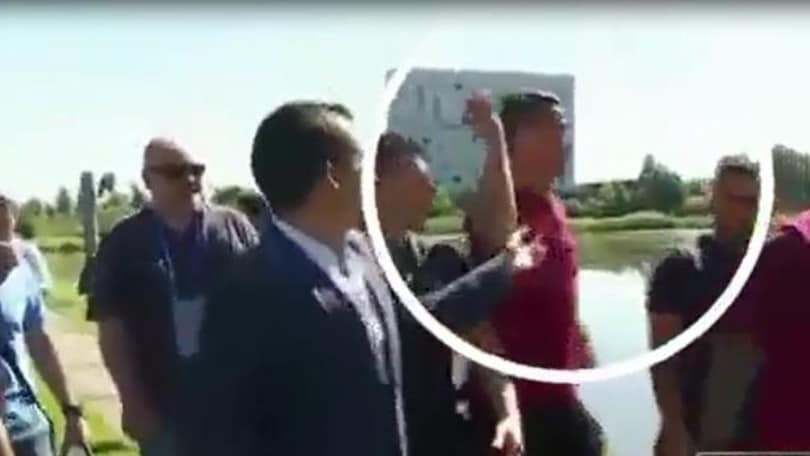 Euro 2016, Ronaldo nervoso: getta il microfono nel lago