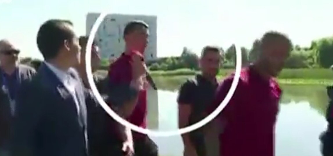 Euro 2016 Portogallo, Cristiano Ronaldo nervoso: getta microfono nel lago