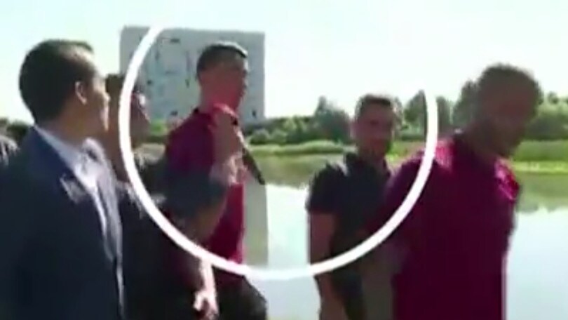 Euro 2016 Portogallo, Cristiano Ronaldo nervoso: getta microfono nel lago