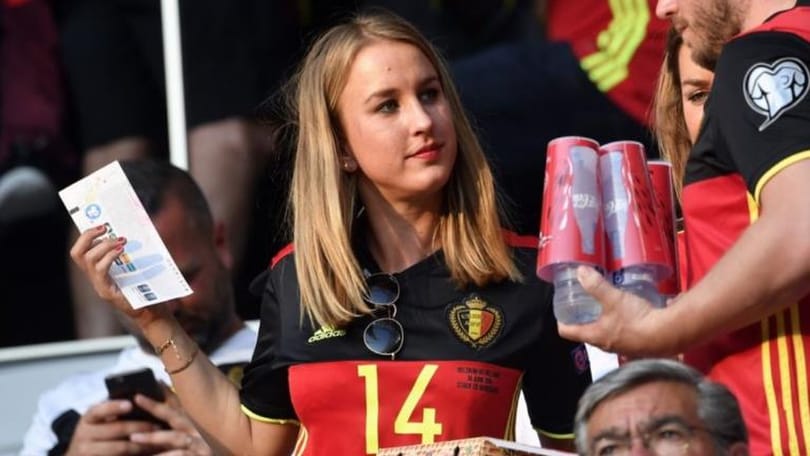 Euro 2016, Lady Mertens scatenata. Lui: «Guardi me o il cibo?»