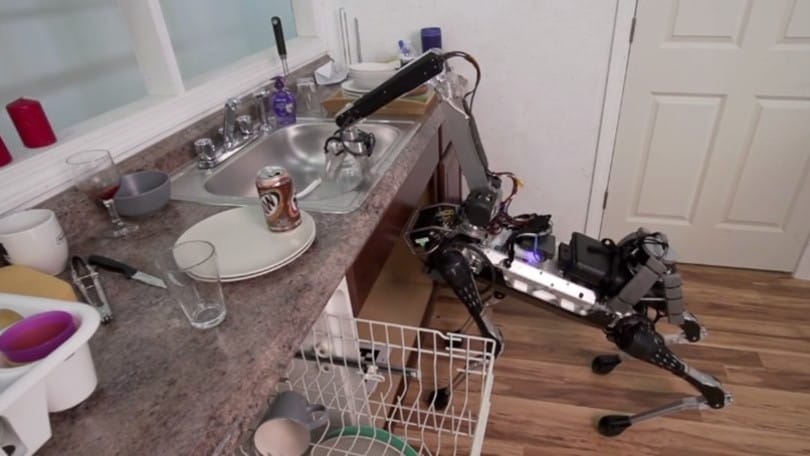 Ecco il robot giraffa: carica anche la lavastoviglie