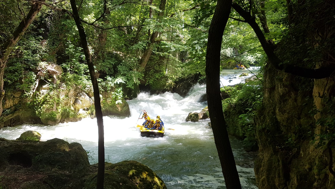 Rafting, lo spettacolo tra le rapide del fiume Nera