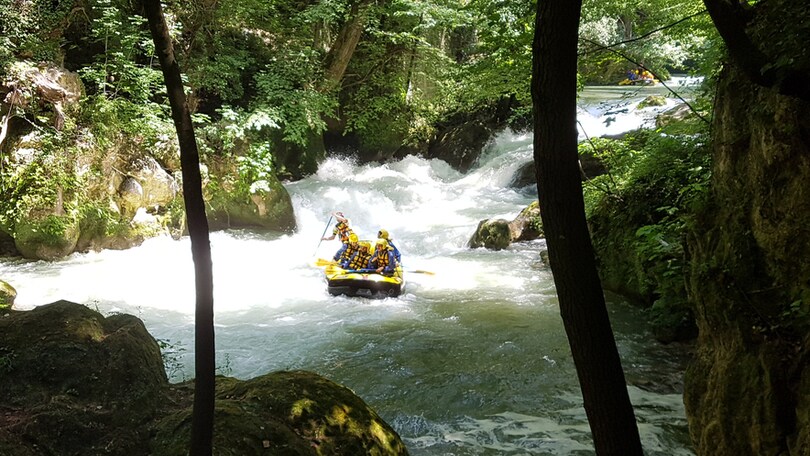 Rafting, lo spettacolo tra le rapide del fiume Nera