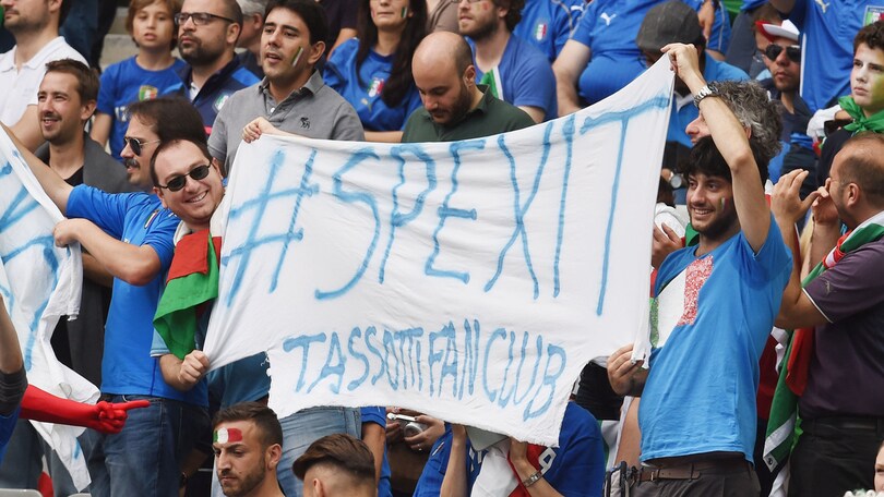Euro 2016, Italia-Spagna: parrucche per Conte e Spexit, l'ironia sugli spalti