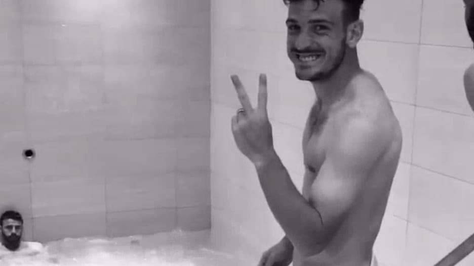 Florenzi, Zaza e Barzagli festeggiano i quarti con un tuffo!