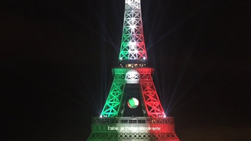 Euro 2016, la Torre Eiffel italiana per una sera: «Viva l'Italia»