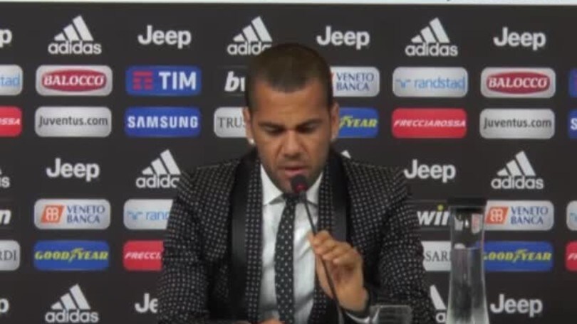 Dani Alves si presenta: "Qui per vincere la Champions"