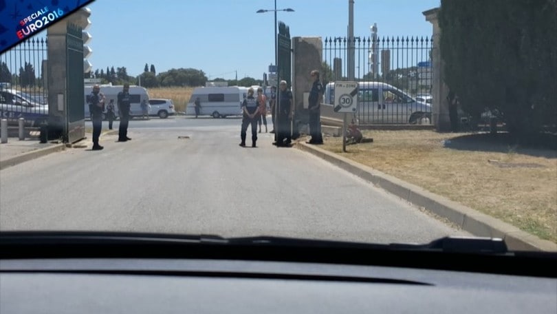 Montpellier, la lunga coda dei caravan all'esterno del ritiro azzurro