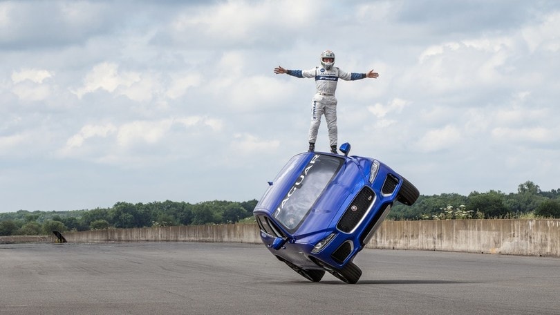 Jaguar F-Pace su due ruote: foto