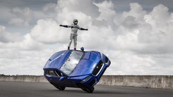 Jaguar F-Pace su due ruote: foto