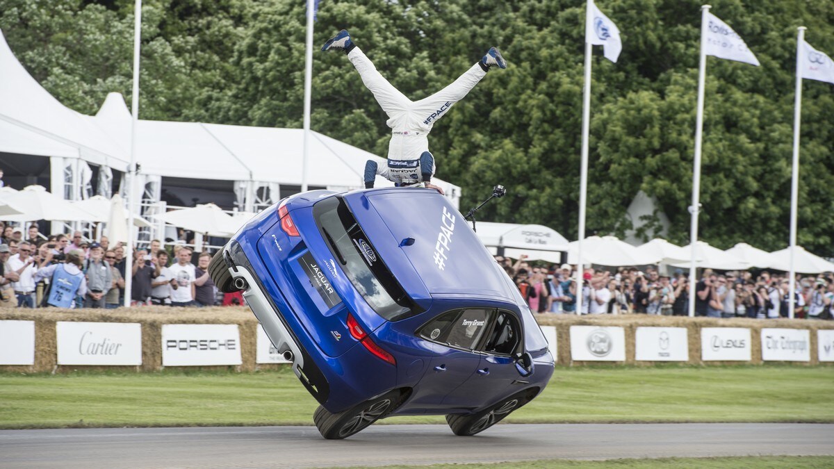 Jaguar F-Pace, la corsa su due ruote a Goodwood