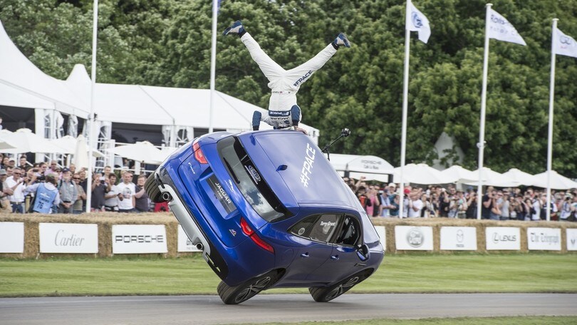 Jaguar F-Pace, la corsa su due ruote a Goodwood
