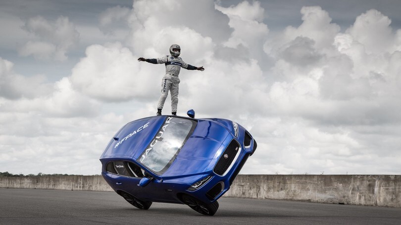 Jaguar F-Pace, l'acrobazia su due ruote a Goodwood