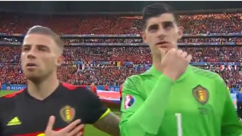 Belgio, il "vizietto" di Courtois: tocco al mento durante l'inno