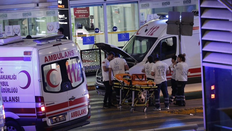 Turchia sconvolta, attentato kamikaze all'aeroporto di Istanbul